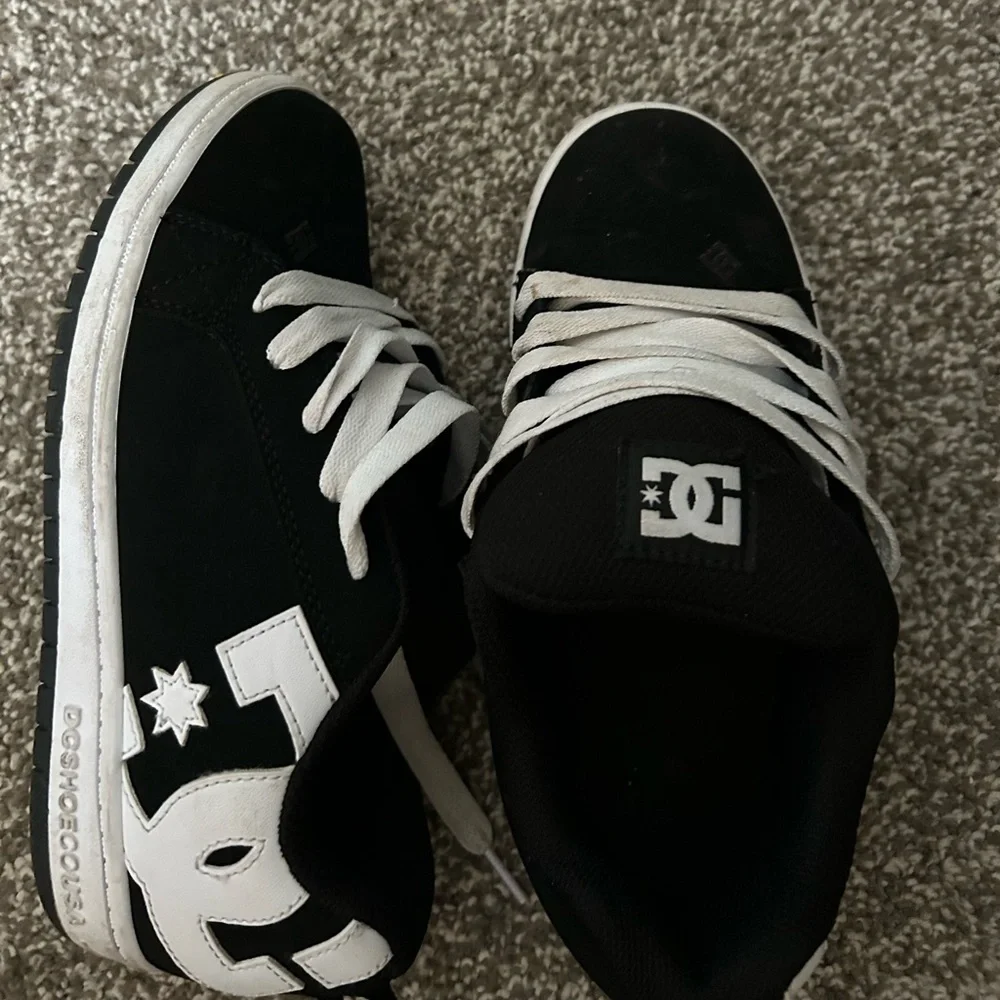 DC Kids Sneakers in Black and White - Picture 2 of 5